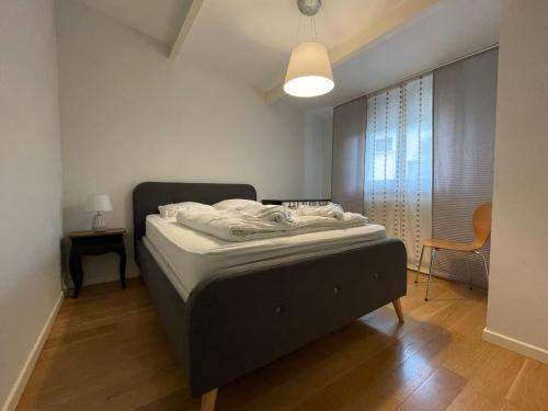 un dormitorio con una cama en una habitación en Petite Maison Andernos, en Andernos-les-Bains