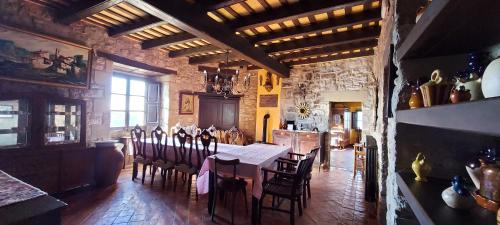 Un comedor con mesa y sillas en Castell de Llaés, en Llaés
