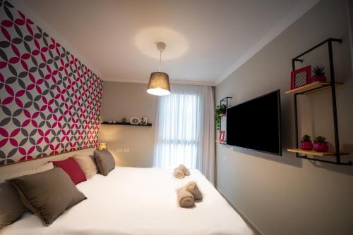 Cama o camas de una habitación en YalaRent Migdalor Boutique Apartments with Sea Views Tiberias