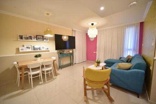 Una televisión o centro de entretenimiento en YalaRent Migdalor Boutique Apartments with Sea Views Tiberias