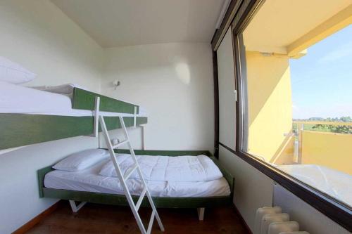 מיטה או מיטות קומותיים בחדר ב-Apartment 244