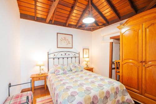 蒂哈拉費的住宿－CASA EMILIA，一间卧室设有一张床和木制天花板