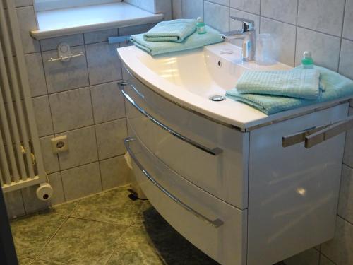 Uma casa de banho em Hotel Pension Zur Fährbrücke