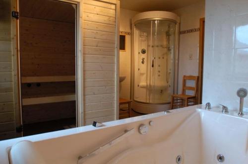 Ein Badezimmer in der Unterkunft Ecurie du Warlet