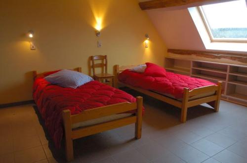 1 Schlafzimmer mit 2 Betten und einem Fenster in der Unterkunft Ecurie du Warlet in Ambly