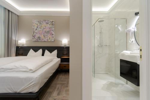 Un pat sau paturi într-o cameră la 2H Horizon Hotel