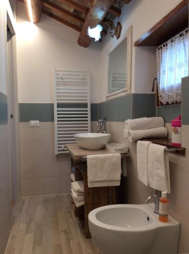 a bathroom with a sink and a toilet and a tub at Giuliva B&B in Refrontolo