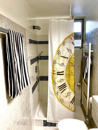 bagno con tenda per la doccia e servizi igienici di Klein aber dein... a Pforzheim