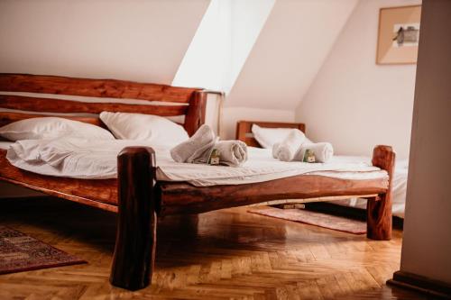 En eller flere senge i et værelse på Restoran Lovac