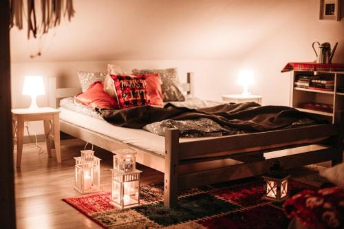 een slaapkamer met een bed met 2 lampen op de vloer bij Dom Yarla in Janowiec