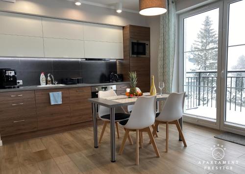 Kuchyňa alebo kuchynka v ubytovaní Apartament Prestige Szklarska Poręba