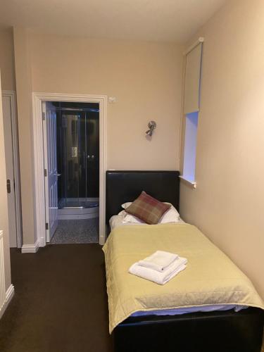 Tempat tidur dalam kamar di Hillside Bed & Breakfast Dunbar
