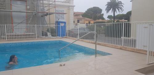 une femme dans une piscine dans un bâtiment dans l'établissement Maison confortable près des plages de Saint-Raphaël, à Saint-Raphaël