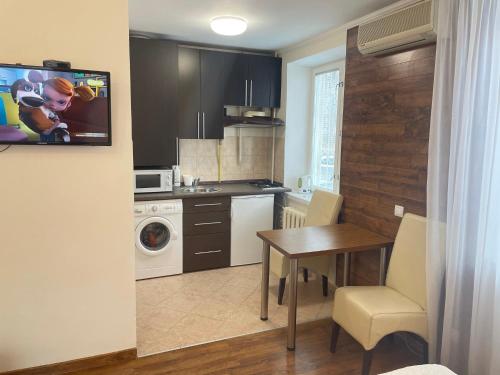 eine Küche mit einem Tisch und einem Esszimmer in der Unterkunft Studio flat in Chişinău