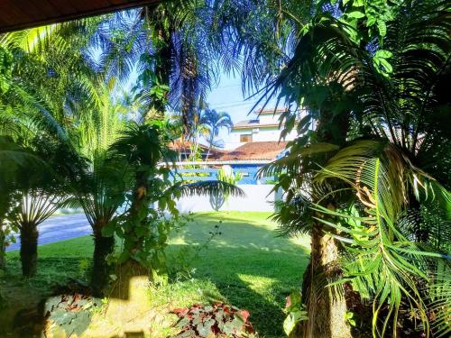 uma vista para um quintal com palmeiras em Casa na Praia do Lázaro em Ubatuba/SP em Ubatuba
