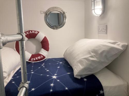 Ein Bett oder Betten in einem Zimmer der Unterkunft "PROSPECT HOUSE" - TWO PRIVATE APARTMENTS in this 17th CENTURY COTTAGE - Apartment 2 has a KIDS CABIN BUNK ROOM - Book both apartments for ONE LARGE HOUSE with Connecting Door In Lobby - PUBLIC PARKING OUTSIDE