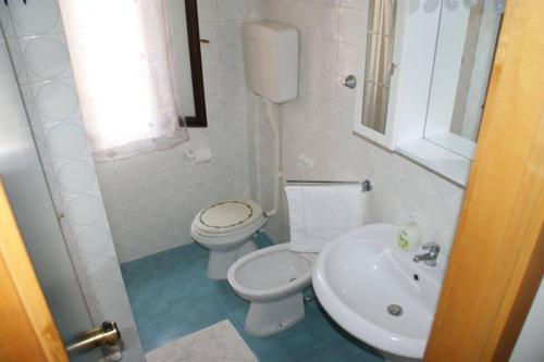 een witte badkamer met een toilet en een wastafel bij Appartamento Casa Paola in Vigonza