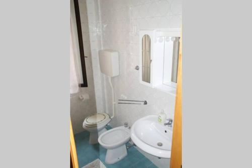 een witte badkamer met een toilet en een wastafel bij Appartamento Casa Paola in Vigonza