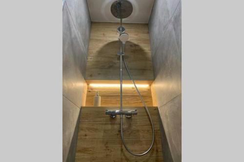 um chuveiro na casa de banho com pisos em madeira em *** Le Refuge *** Logement standing Megève em Demi-Quartier