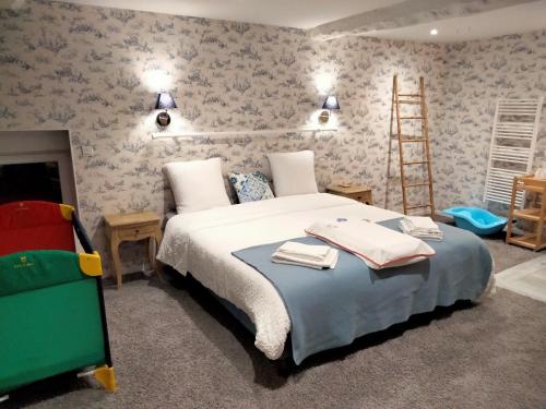A bed or beds in a room at La Grange d'Amfreville