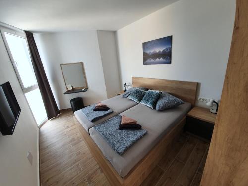 1 dormitorio con 1 cama con 2 almohadas en Grand Palace en Trogir