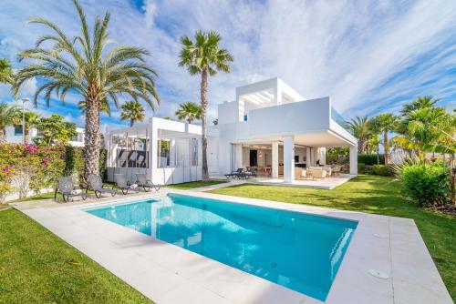 Modern and Luxurious Family Villa close to the Beach ...