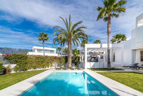 Modern and Luxurious Family Villa close to the Beach ...
