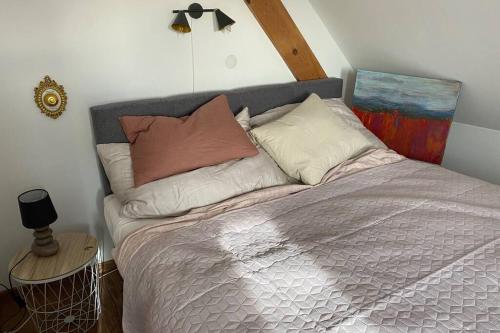 een slaapkamer met een bed met kussens erop bij Deluxe Appartement über den Dächern von Krems in Krems an der Donau
