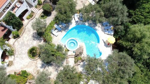 una vista aérea de una piscina en un complejo en Resort "Maslinjak" en Budva