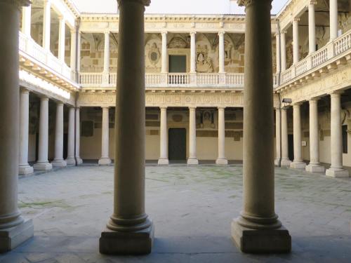 an empty courtyard of a building with columns at Foresteria Conti, sulle tracce di Shakespeare in Padova