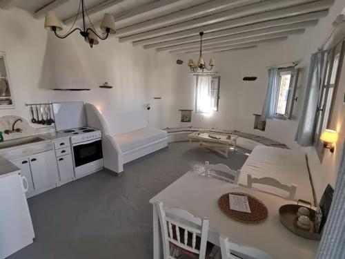 Agios RomanosにあるElia Apartmentsのキッチン、リビングルーム(テーブル、椅子付)