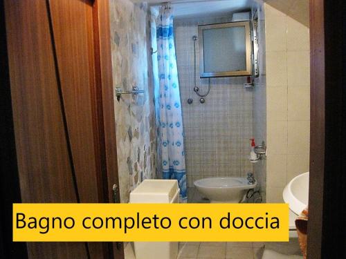een badkamer met een douche, een toilet en een wastafel bij Torre Ovo, Salento, casa in riva allo Jonio in Torre Ovo