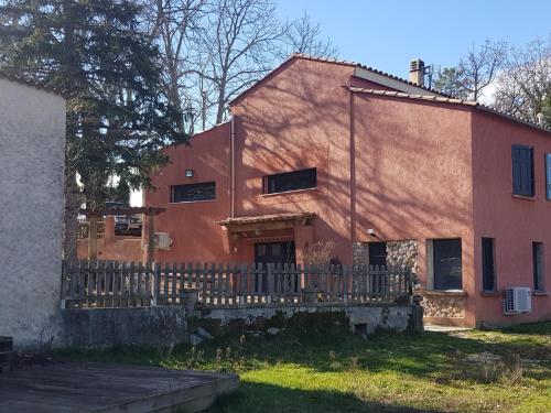 Το κτήριο όπου στεγάζεται  ο ξενώνας