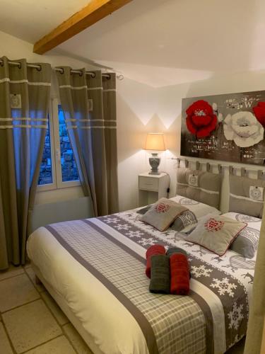 - une chambre avec un lit doté d'oreillers rouges et verts dans l'établissement MAS PROVENCAL, à St Jean de l’Esterel