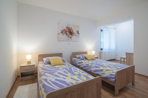 um quarto com 2 camas e uma mesa em Apartment Nature Pula em Pula