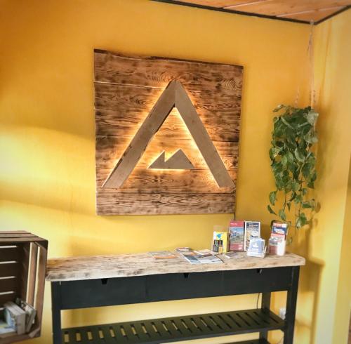 a wooden sign on a wall with a table at Gasthof Auwirt in Sankt Michael im Lungau