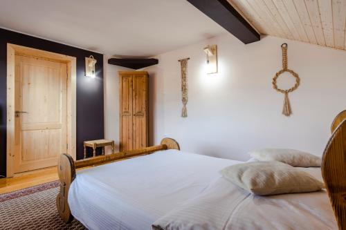 Postel nebo postele na pokoji v ubytování Pensiunea Bucovina