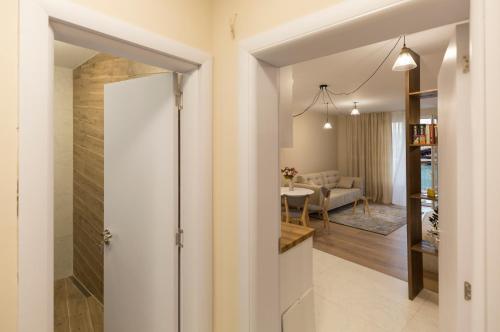 einen Flur mit einer Glastür, die zu einem Wohnzimmer führt in der Unterkunft Studio Talisman III in Sofia