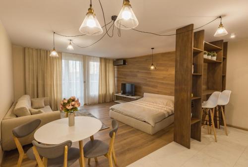 ein Wohnzimmer mit einem Bett und einem Tisch in der Unterkunft Studio Talisman III in Sofia