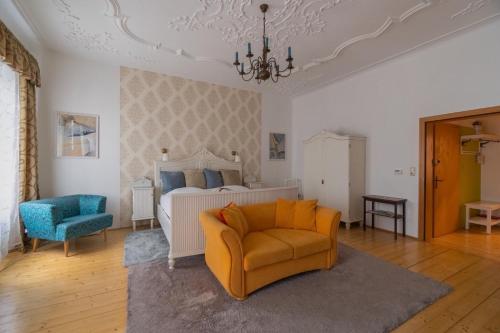 1 dormitorio con 1 cama, 1 silla y 1 sofá en Lovely Flat in a Lovely City, en Steyr