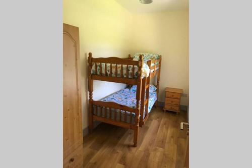 1 Schlafzimmer mit 2 Etagenbetten in einem Zimmer in der Unterkunft Old head view in Louisburgh