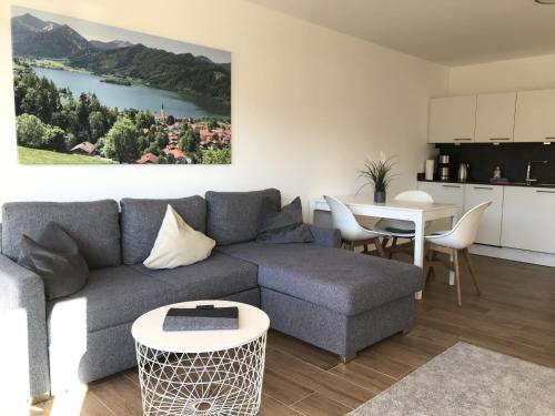 un soggiorno con divano e tavolo di Apartment Berg und See a Schliersee