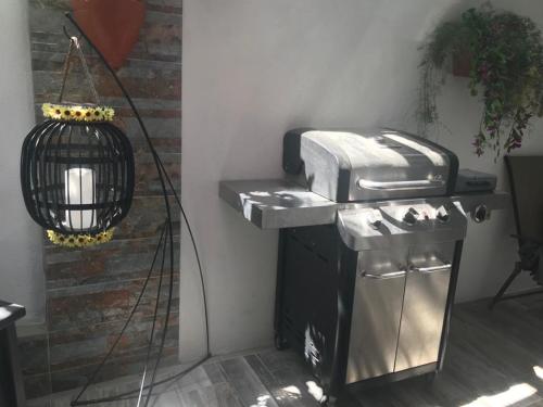 einen Toaster, der auf einem Stand neben einer Wand sitzt in der Unterkunft Aruba2023 in Oranjestad