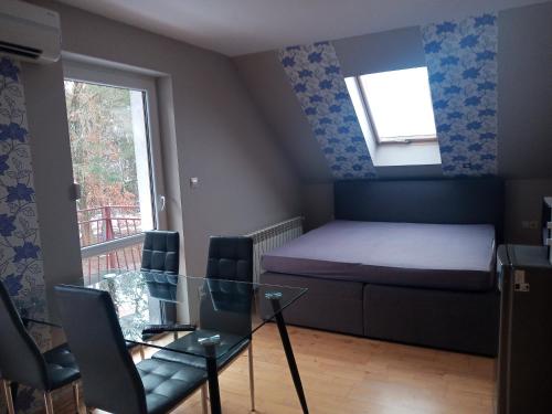 - une chambre avec un lit, une table en verre et des chaises dans l'établissement Boszkowianka, à Boszkowo