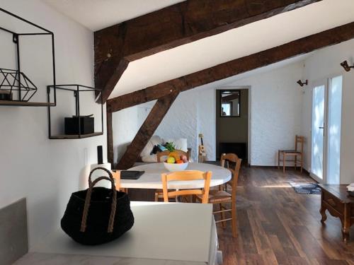 a dining room with a table and chairs in a room at Les Apparts de la Tourronde in Chorges
