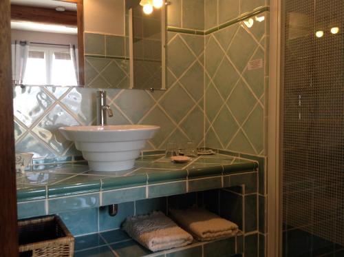 une salle de bain avec un lavabo et un miroir dans l'établissement jardin d'antan, à Ansouis