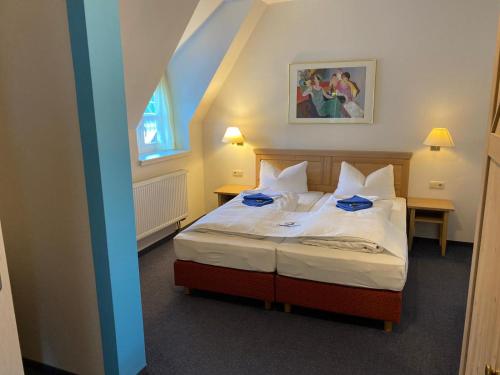 Schlafzimmer mit einem Bett mit weißer Bettwäsche und einem Fenster in der Unterkunft Gasthaus zum Schloßwirt in Dietfurt