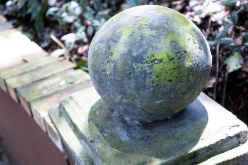 a stone statue sitting on top of a wall at Pousada Aguas Claras in Búzios