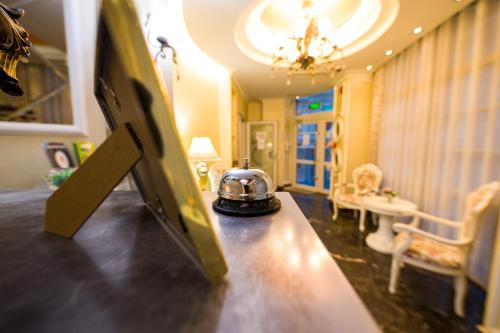 a tea pot sitting on a counter in a room at Hotel Helin Central in Craiova