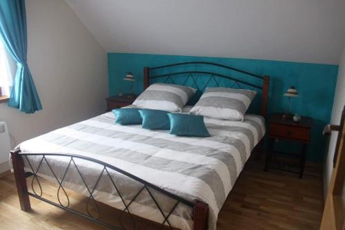 een slaapkamer met een groot bed met blauwe muren bij Chatka z Góralskim Klimatem in Żywiec
